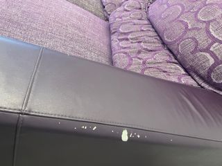 Sofá chaise longue tela y piel morado