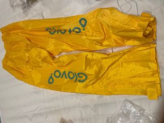 Ropa de lluvia amarilla