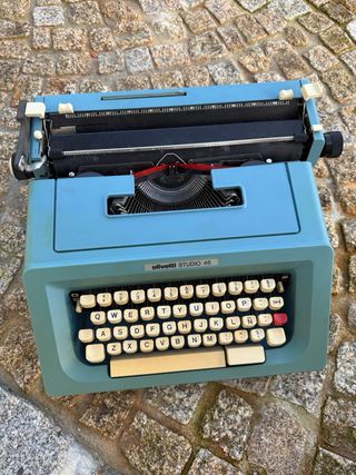 Máquina de escrever Olivetti Studio 46