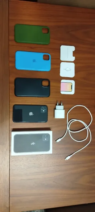 iPhone 11, caja, fundas, cargador, etc.