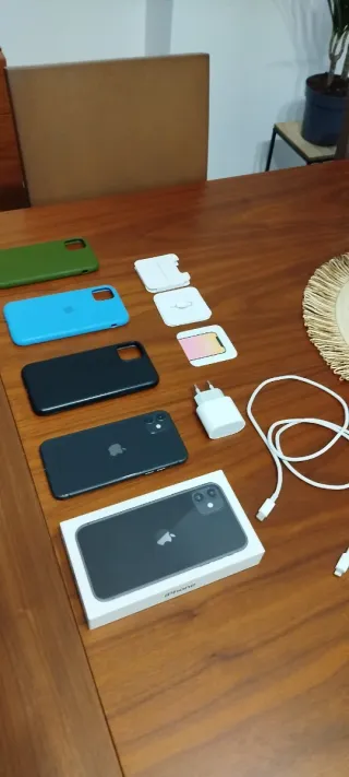 iPhone 11, caja, fundas, cargador, etc.