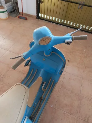 Moto Clásica Azul