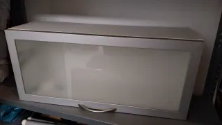 Vitrina horizontal plateada con puerta de cristal