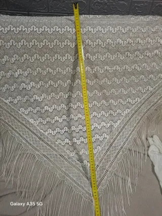 Pañuelo de vestir blanco con flecos