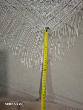 Pañuelo de vestir blanco con flecos