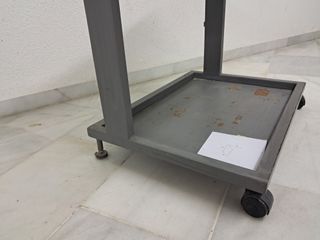 MESA, BASE o BANCO DE TRABAJO de ACERO con RUEDAS.