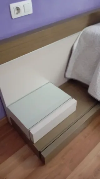 Habitación Matrimonio: Cama, Mesitas y Cómoda