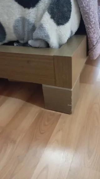 Habitación Matrimonio: Cama, Mesitas y Cómoda