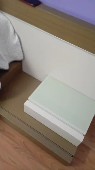 Habitación Matrimonio: Cama, Mesitas y Cómoda