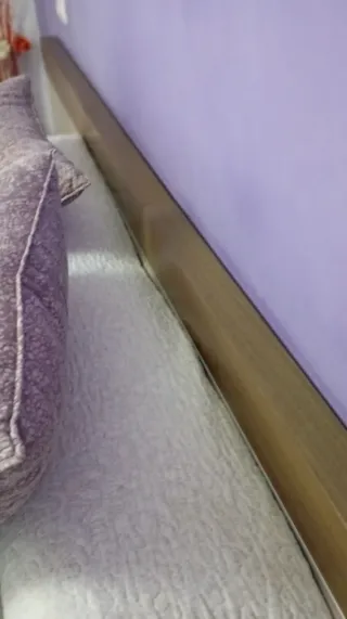 Habitación Matrimonio: Cama, Mesitas y Cómoda