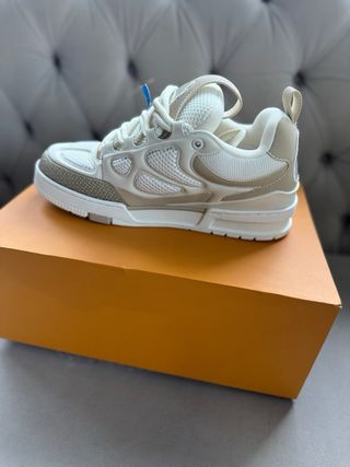 Sapatilhas Louis Vuitton Bege e Brancas