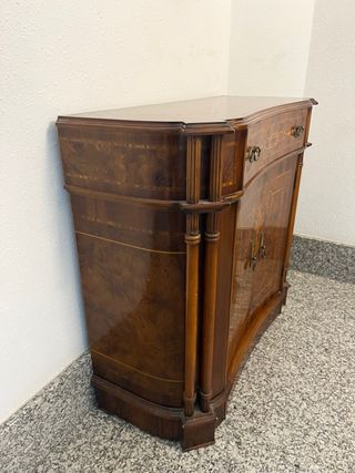 Aparador clásico de madera con marquetería vintage