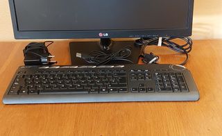 Monitor LG con Teclado y Altavoces