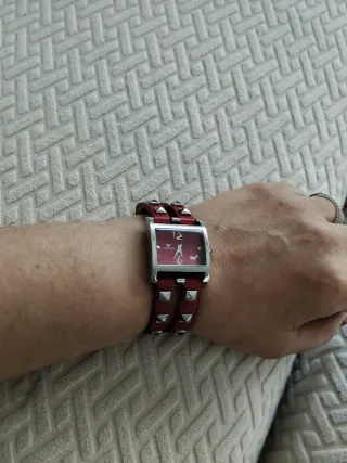 Reloj Viceroy rojo con tachuelas