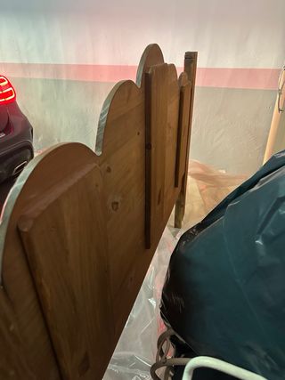 Cabecero de madera tallado a mano