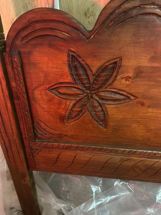 Cabecero de madera tallado a mano