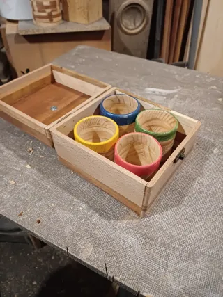 Caja de madera artesanal con cubos parchís