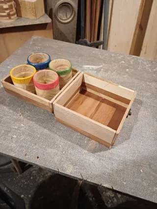 Caja de madera artesanal con cubos parchís