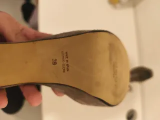 Zapatos de tacón dorados y grises