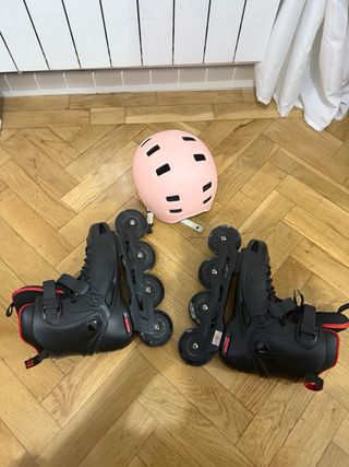 Patines en línea negros y casco rosa