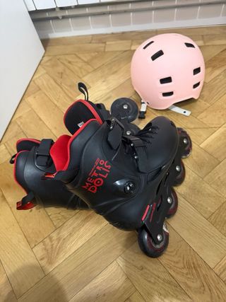 Patines en línea negros y casco rosa