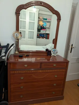Cómoda de madera con espejo