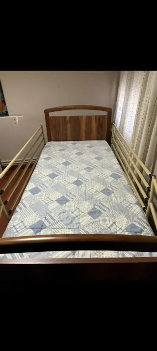 Cama geriátrica articulada con colchón