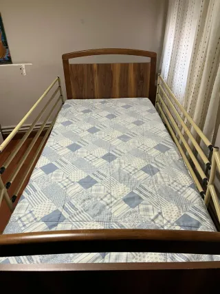 Cama geriátrica articulada con colchón