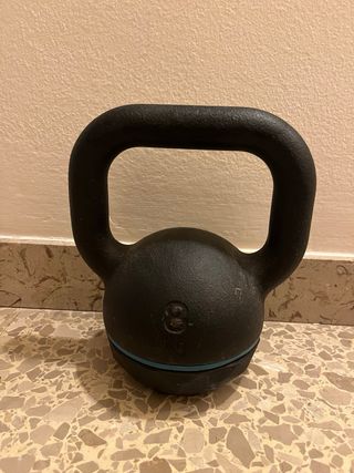 Barra Z, discos y kettlebell.