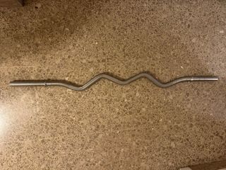 Barra Z, discos y kettlebell.