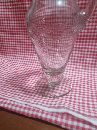 Jarra de cristal antigua grabada