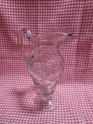 Jarra de cristal antigua grabada