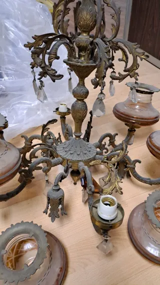 Lámpara de araña vintage dorada y transparente