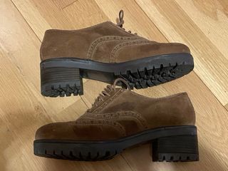 Zapatos de piel marrones bien conservados