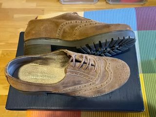 Zapatos de piel marrones bien conservados
