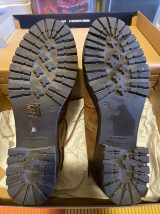 Zapatos de piel marrones bien conservados