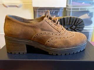 Zapatos de piel marrones bien conservados