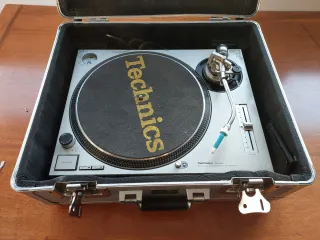 Tocadiscos Technics SL-1200MK2 con maleta robusta.