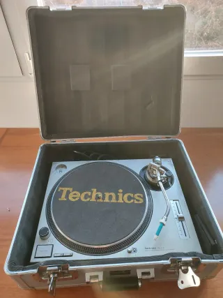 Tocadiscos Technics SL-1200MK2 con maleta robusta.