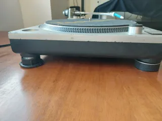 Tocadiscos Technics SL-1200MK2 con maleta robusta.