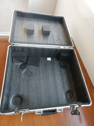 Tocadiscos Technics SL-1200MK2 con maleta robusta.