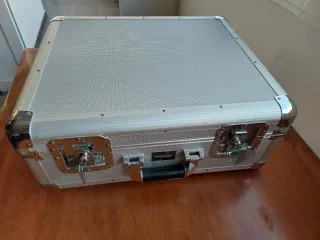 Tocadiscos Technics SL-1200MK2 con maleta robusta.