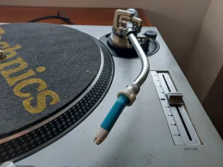 Tocadiscos Technics SL-1200MK2 con maleta robusta.