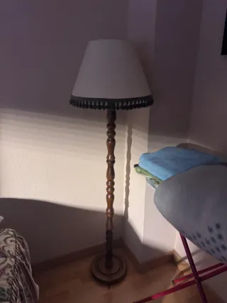 Lámpara de pie de madera y tela