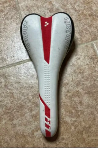 Sillín Selle Italia blanco y rojo