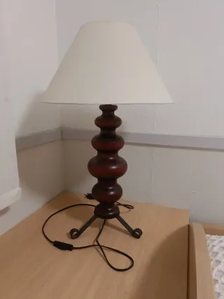 Lámpara de mesa de madera y metal