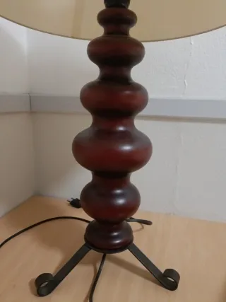 Lámpara de mesa de madera y metal