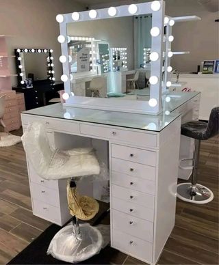 Tocador blanco con espejo y luces