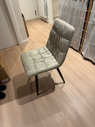 Sillas de comedor beige y negras