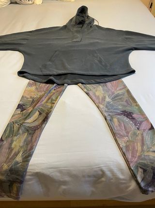 Conjunto deportivo hoodie y pantalón estampado
